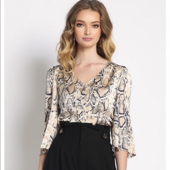 Sans Souci Tops - 🎉HP🎉 NWT Sans Souci blouse